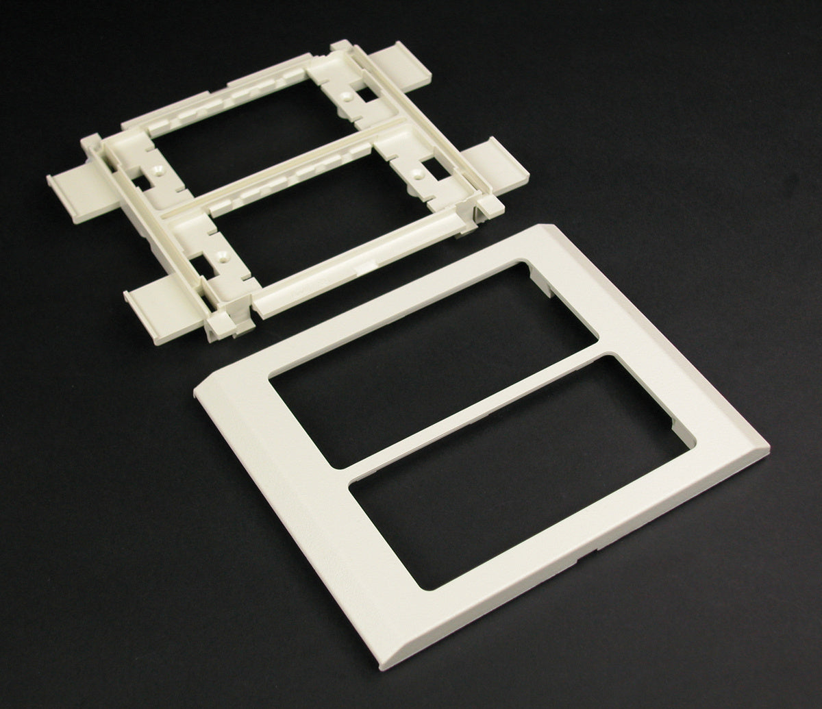 V4050 - Wiremold - V4050 Device Mounting Bracket Fitting in Ivory