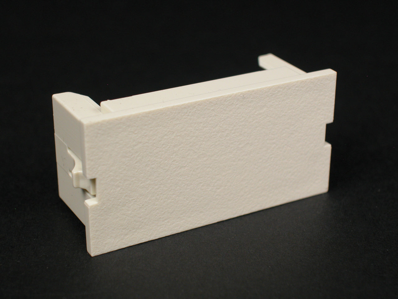 CM2-BL-WH - Wiremold - CM2BLWH CM 2A Blank Module in White